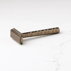 Maquinilla De Afeitar Clásica Aluminio Bronze Agresividad Leve Henson Shaving 20 Maquinilla De Afeitar Clásica Aluminio Bronze Agresividad Leve Henson Shaving -Gifts And Care-ES.com maquinilla de afeitar clasica aluminio bronze agresividad leve henson shaving 20 2