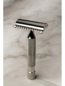 Maquinilla De Afeitar Slant Peine Abierto Titanium Acabado Clásico Above The Tie